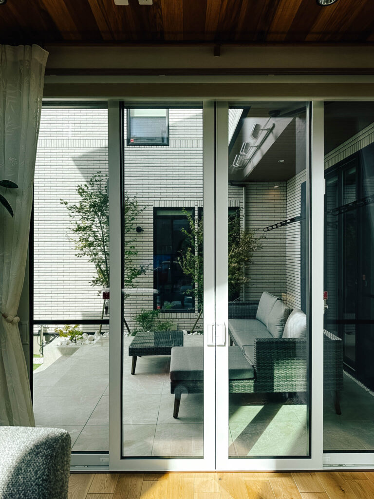 リビングから見える中庭テラス