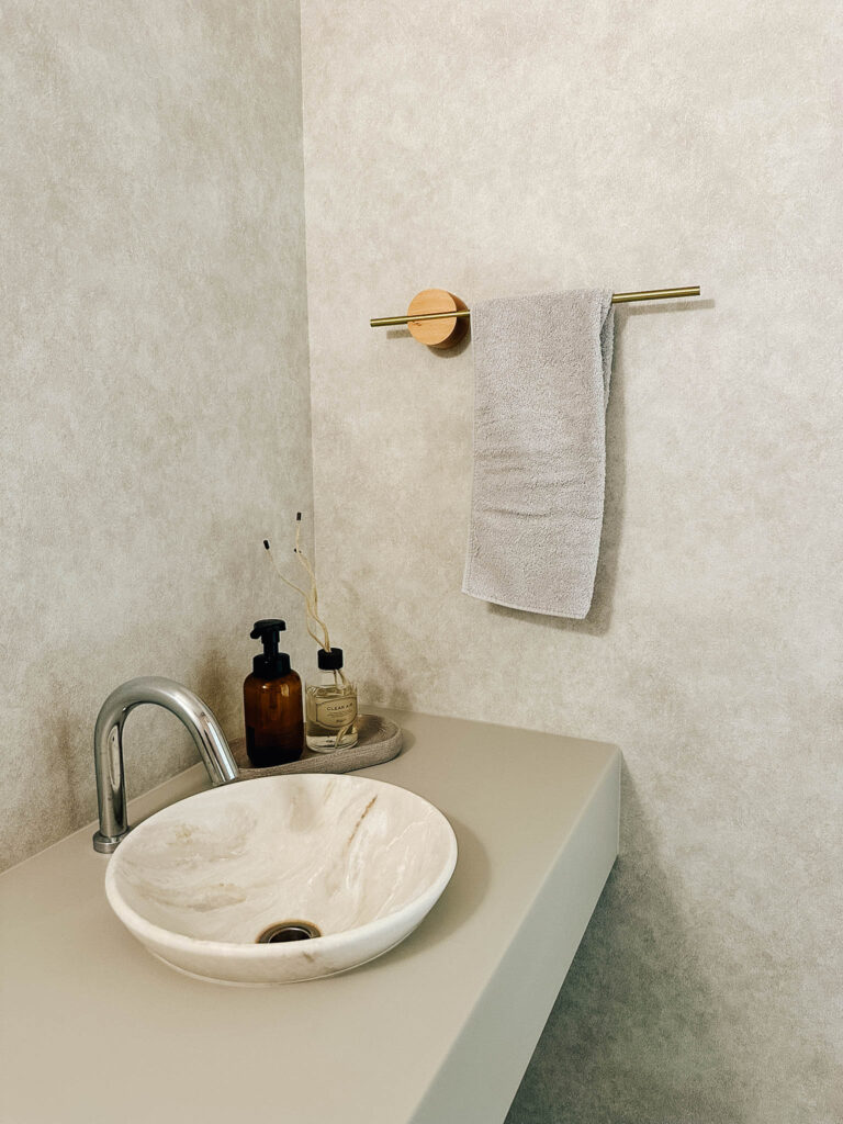 トイレの手洗いカウンター（アイカ工業・スタイリッシュカウンター）