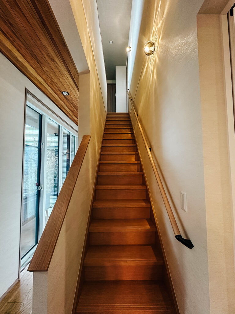 階段とブラケット照明