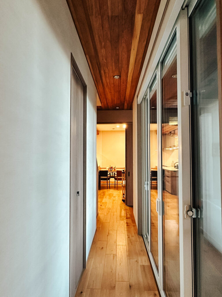 突き板で天井を装飾した廊下