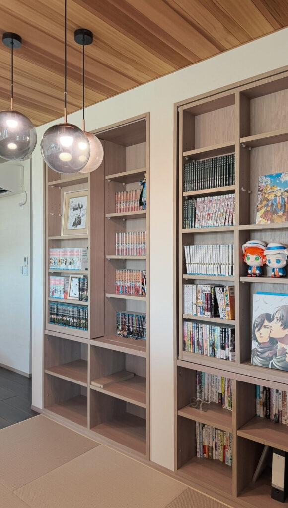 ファミリールームの造作本棚｜漫画が並ぶ2階の畳スペース