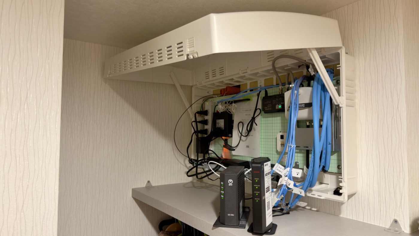 一条工務店の情報ボックスとWi-fiのルーター